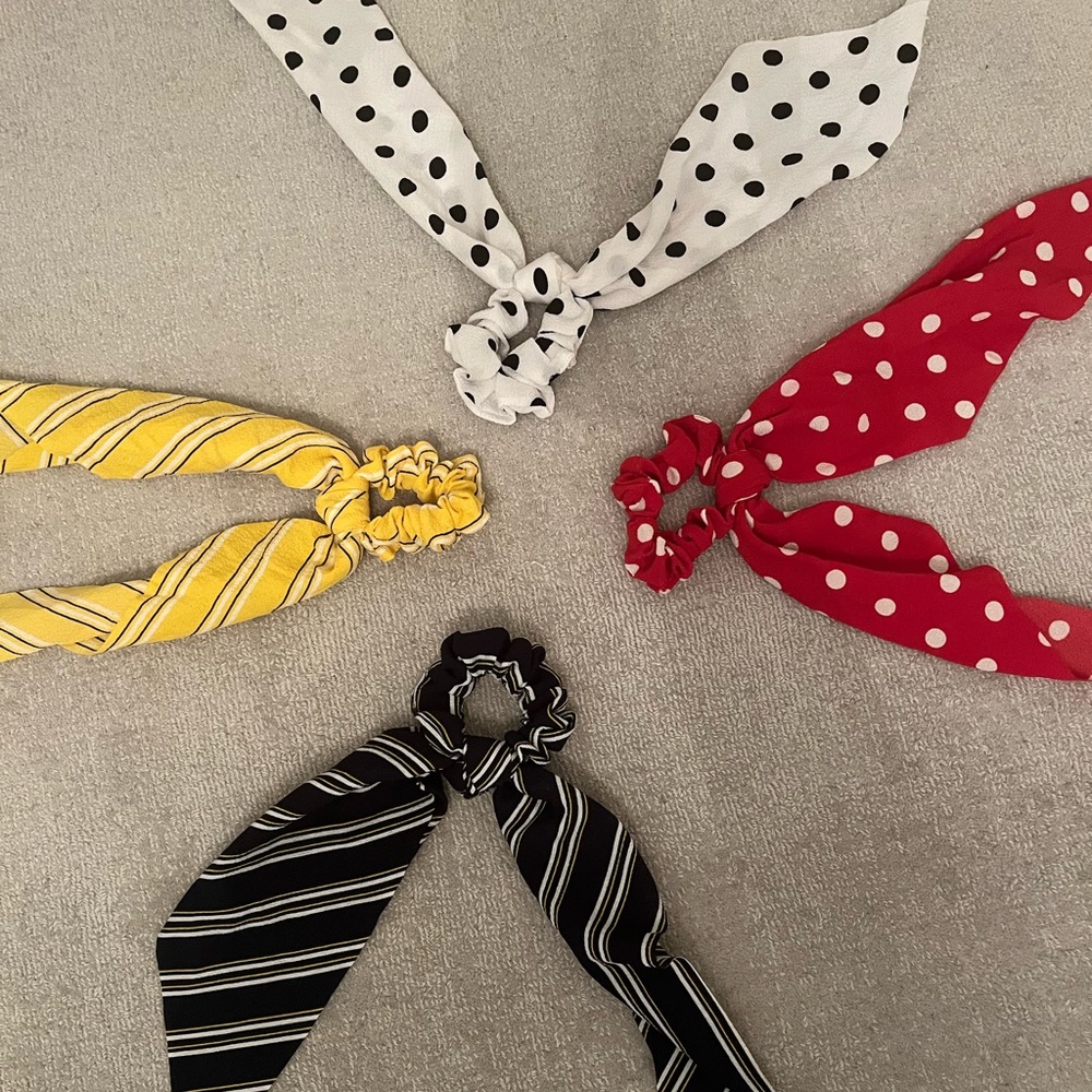Bundle of Hair ties/ Scarves —> NEVER WORN✨✨